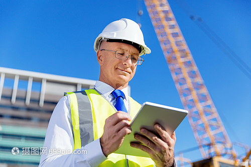 建筑工地的工程師與建設者 安全與責任的交織