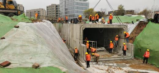 寒風(fēng)中筑通途 濱河?xùn)|路過街通道建設(shè)者的責(zé)任與擔(dān)當(dāng)